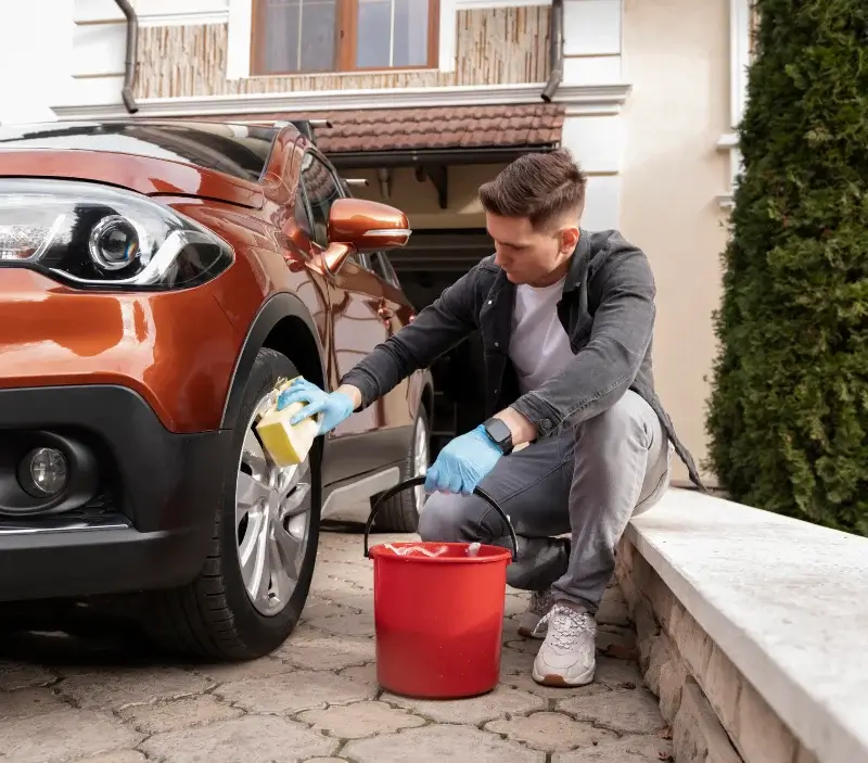 Lavage auto à domicile Plourin : professionnel intervenant sur un véhicule